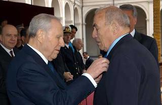 Il Presidente Ciampi consegna la Medaglia d'Oro al Merito Civile alla Memoria di Don Leto Casini, al cugino Luciano