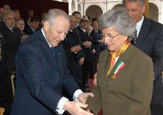 Il Presidente Ciampi consegna la Medaglia d'Oro al Merito Civile alla memoria di Angelo Donati, alla figlia Marianna Spier