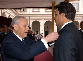 Il Presidente Ciampi consegna la Medaglia d'Oro al Merito Civile alla memoria di Don Edoardo Marzari, ritira il nipote Mariano