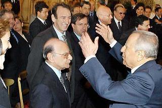 Il Presidente Ciampi saluta i vincitori del &quot;Premio Cronista 2003&quot; in occasione dell'incontro al Quirinale