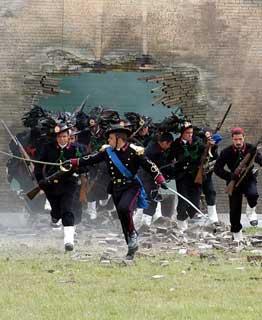 La simulazione della Breccia di Porta Pia da parte dei Bersaglieri, durante il carosello storico, in occasione della Festa dell'Esercito