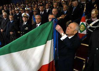 Il Presidente Ciampi consegna alla bandiera dell'Esercito la &quot;Croce di Cavaliere all'Ordine Militare d'Italia&quot;, in occasione della Festa dell'Esercito