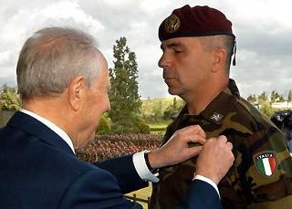 Il Presidente Ciampi consegna la Croce d'Oro al Merito dell'Esercito al Ten. Col. Mezzalana, in occasione della Festa dell'Esercito