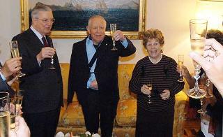 Il Presidente Ciampi con la moglie Franca ed il Segretario generale Gaetano Gifuni, brinda, con i suoi più stretti collaboratori, in occasione del quinto anniversario della sua elezione