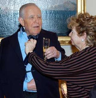 Il Presidente Ciampi con la moglie Franca, nel salotto del suo appartamento brinda con i suoi più stretti collaboratori in occasione del quinto anniversario della sua elezione