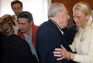 L'abbraccio del Presidente Ciampi e della moglie Franca ai genitori del giovane caporale Matteo Vanzan deceduto a Nassiriya, Lucia ed Enzo