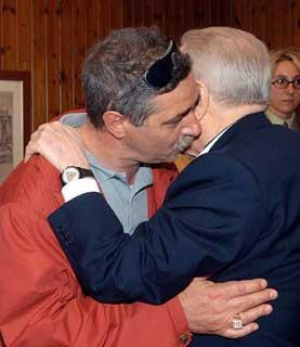 L'abbraccio del Presidente Ciampi al papà di Matteo Vanzan, Enzo, il giovane deceduto la scorsa notte a Nassiriya
