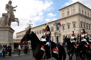 Un momento del Cambio della Guardia d'Onore con lo sfilamento e lo schieramento a cavallo del Reggimento Corazzieri