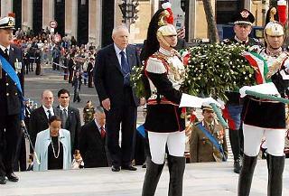 Il Presidente Ciampi, all'Altare della Patria, rende omaggio al Milite Ignoto