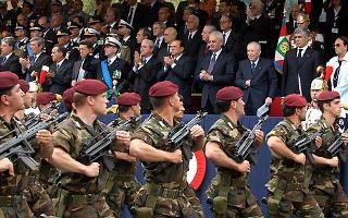 Il Presidente Ciampi, insieme alle Alte cariche dello Stato, assiste allo sfilamento delle truppe durante la Parata militare