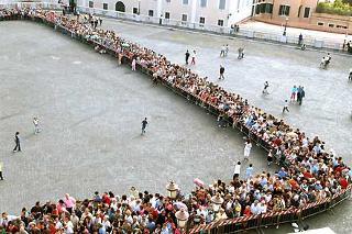 Cittadini in attesa dell'apertura al pubblico dei Giardini del Quirinale, in occasione della Festa Nazionale della Repubblica