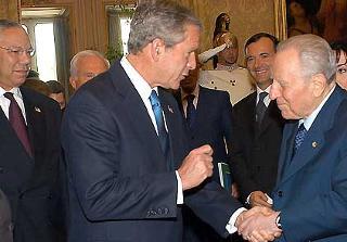 Il Presidente Ciampi ed il Presidente degli Stati Uniti d'America George W.Bush nella foto con Colin Powel e Franco Frattini, al termine dei colloqui