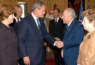 Il Presidente Ciampi con George W. Bush, Presidente degli Stati Uniti d'America, insieme alle rispettive Signore, al termine dei colloqui