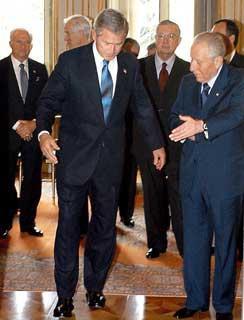 Il Presidente Ciampi con George W. Bush, Presidente degli Stati Uniti d'America, al termine dell'incontro