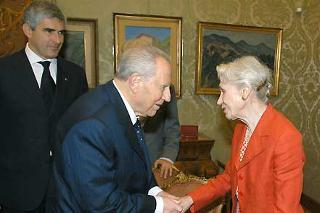 Il Presidente Ciampi saluta la signora Letizia Berlinguer in occasione della cerimonia di commemorazione di Enrico Berlinguer al Palazzo Montecitorio