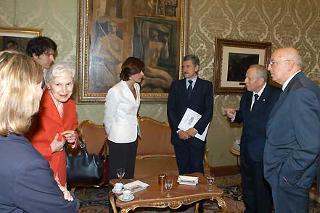 Il Presidente Ciampi si intrattiene con i familiari di Enrico Berlinguer poco prima dell'inizio della cerimonia di commemorazione di Enrico Berlinguer al Palazzo Montecitorio. Erano presenti i Presidente Napolitano e D'Alema