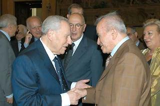 Il Presidente Ciampi si intrattiene con il Presidente Pietro Ingrao, al termine della cerimonia di commemorazione di Enrico Berlinguer al Palazzo Montecitorio