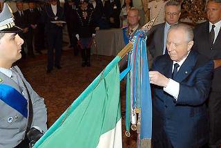 Il Presidente Ciampi consegna le due Medaglie d'Oro alla Bandiera, in occasione dell'Anniversario della fondazione del Corpo della Guardia di Finanza