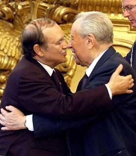 Il cordiale abbraccio del Presidente Ciampi con Abdelaziz Bouteflika, Presidente della Repubblica Algerina Democratica e Popolare, al termine delle dichiarazioni alla stampa