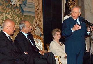 Il Presidente Ciampi con la moglie Franca, il Ministro Marzano ed il Presidente di Alta Roma Stefano Dominella, in occasione dell'incontro con gli stilisti partecipanti alla "Settimana Alta Roma Alta Moda"