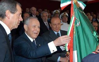 Il Presidente Ciampi con a fianco il Presidente del Consiglio Silvio Berlusconi e il Capo della Protezione Civile Guido Bertolaso, consegna la Medaglia d'Oro al Merito Civile alla Bandiera del Dipartimento
