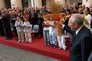 Il Presidente Ciampi saluta i ragazzi di San Giuliano al termine della cerimonia di consegna della Medaglia d'Oro al Merito Civile al Dipartimento della Protezione Civile