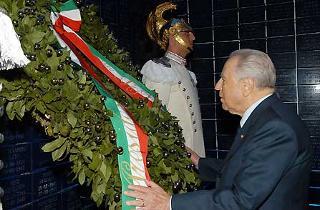 Il Presidente Ciampi, rende omaggio al Sacrario, in occasione dell'inaugurazione del Luogo dedicato ai Caduti della Polizia di Stato