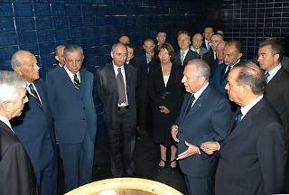 Il Presidente Ciampi, a fianco il Ministro dell'Interno Giuseppe Pisanu, durante l'inaugurazione del restaurato Sacrario dedicato ai Caduti della Polizia di Stato