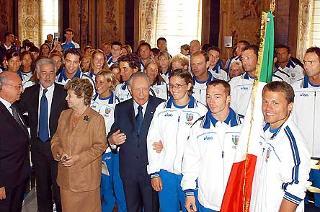 Il Presidente Ciampi con la moglie Franca ed il Ministro Giuliano Urbani, insieme agli atleti ed accompagnatori in partenza per i Giochi Olimpici di Atene 2004