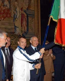 Il Presidente Ciampi con Jury Chechi, Alfiere della squadra italiana, durante la cerimonia di consegna della Bandiera che accompagnerà gli Atleti ai Giochi Olimpici di Atene 2004