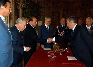Il Presidente del Consiglio dei ministri Silvio Berlusconi con a fianco il Presidente Ciampi ed il Vice Presidente del Consiglio Gianfranco Fini, si congratula con il neo Ministro dell'Economia Domenico Siniscalco