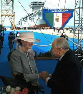 Il Presidente Ciampi saluta la Signora Augusta Antonella San Martino di Sangermano, consorte del Presidente della Fondazione Cavour, madrina della cerimonia per il varo della portaerei &quot;Cavour&quot;