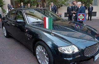 La Maserati &quot;Quattroporte&quot; presentata al Presidente Ciampi, dal Presidente del Gruppo Ferrari- Maserati, Luca Cordero di Montezemolo