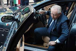 Il Presidente Ciampi con la nuova vettura Maserati &quot;Quattroporte&quot; presentata dai massimi Dirigenti del Gruppo