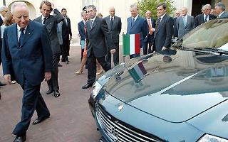 Il Presidente Ciampi, osserva la nuova Maserati &quot;Quattroporte&quot; presentata, dal Presidente del Gruppo Ferrari-Maserati Luca Cordero di Montezemolo e dall'Amministratore Delegato Martin Leach
