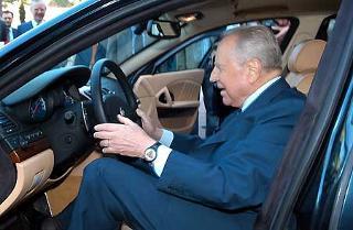 Il Presidente Ciampi a bordo della nuova Maserati &quot;Quattroporte&quot; presentata dai massimi Dirigenti del Gruppo