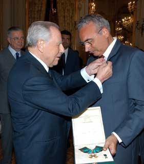 Il Presidente Ciampi consegna le insegne di Commendatore dell'O.M.R.I a Ermanno Corsi