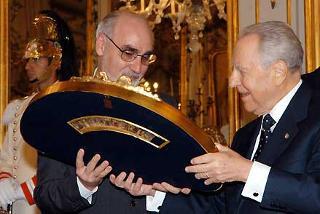 Il Presidente Ciampi riceve il tradizionale &quot;Ventaglio&quot; dal Presidente della Stampa Parlamentare Enzo Jacopino