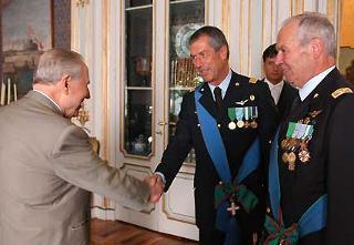 Il Presidente Ciampi con il Gen. S.A. Leonardo Tricarico e il Gen. S.A. Sandro Ferracuti, rispettivamente Capo di Stato Maggiore dell'Aeronautica entrante ed uscente