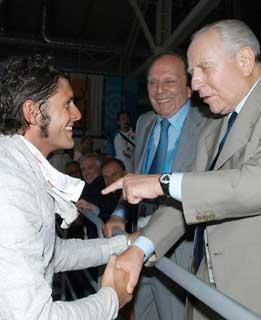 Il Presidente Ciampi si intrattiene con Aldo Montano, campione di sciabola livornese all'Hellenico Olympic Complex