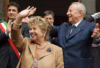 Il Presidente Ciampi con la moglie Franca all'uscita da Palazzo Gotico, rispondono al saluto dei cittadini presenti
