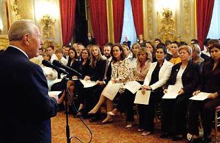 Il Presidente Ciampi rivolge il saluto a studenti stranieri che hanno conseguito il Diploma di certificazione della Società Dante Alighieri