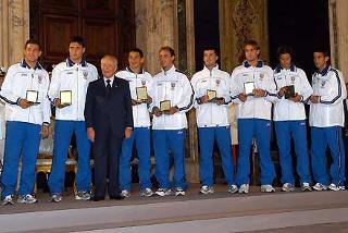 Il Presidente Ciampi con i calciatori della Nazionale olimpica insigniti, in occasione della cerimonia di oggi al Quirinale, dell'Onorificenza di Cavaliere
