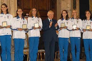 Il Presidente Ciampi con le atlete di Ginnastica Ritmica, in occasione dell'incontro al Quirinale con gli atleti italiani che hanno partecipato ai XXVIII Giochi Olimpici di Atene