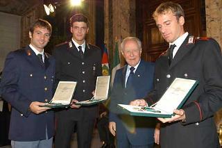 Il Presidente Ciampi si congratula con Simone Vanni, nella foto con Cassarà e Sanzo insigniti nel corso della cerimonia dell'onorificenza di Commendatore