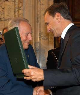 Il Presidente Ciampi con Giovanni Petrucci, Presidente del CONI, insignito durante la cerimonia dell'onorificenza di Cavaliere di Gran Croce dell'OMRI