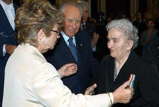Il Presidente Ciampi e la moglie Franca si intrattengono con Concetta Palmieri, madre della Guardia di PS Michele Tatulli, al termine della cerimonia durante la quale ha ritirato la Medaglia d'Oro al Valor Civile