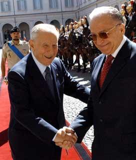 Il Presidente Ciampi accoglie Ion Iliescu, Presidente di Romania, in occasione della visita al Quirinale