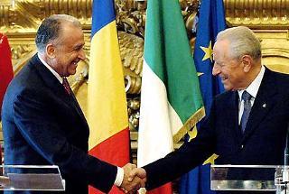 Il Presidente Ciampi con Ion Iliescu, Presidente di Romania, al termine delle dichiarazioni alla stampa