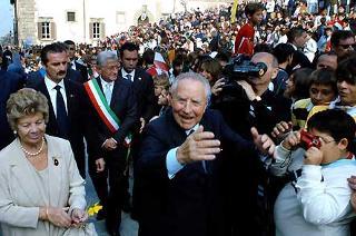 Il Presidente Ciampi in compagnia della moglie Franca, al suo arrivo in città, prima tappa della tre giorni in Toscana